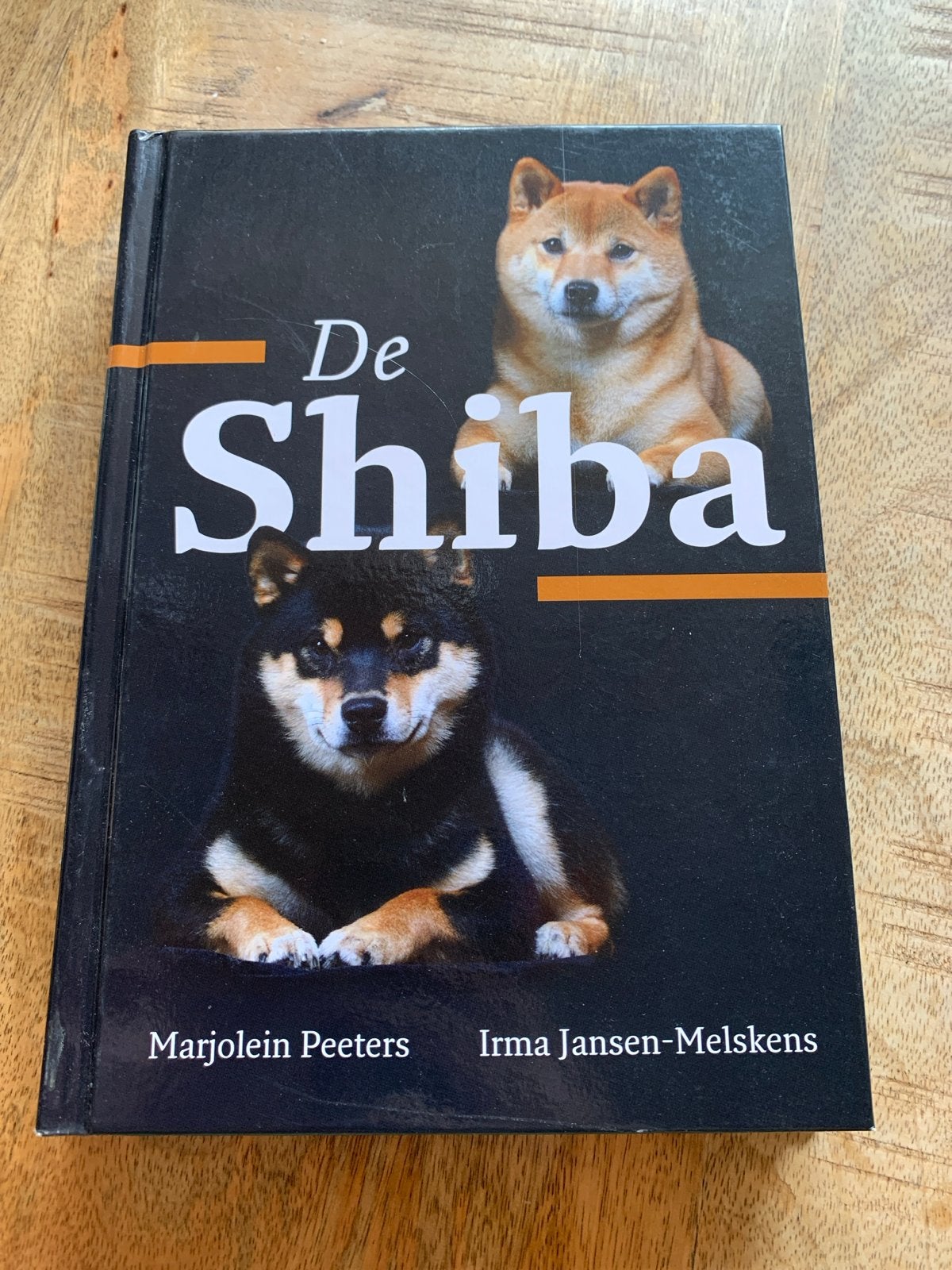 De Shiba - Boek over Shiba Inu hondenras, Ophalen of Verzenden, Gelezen, Honden