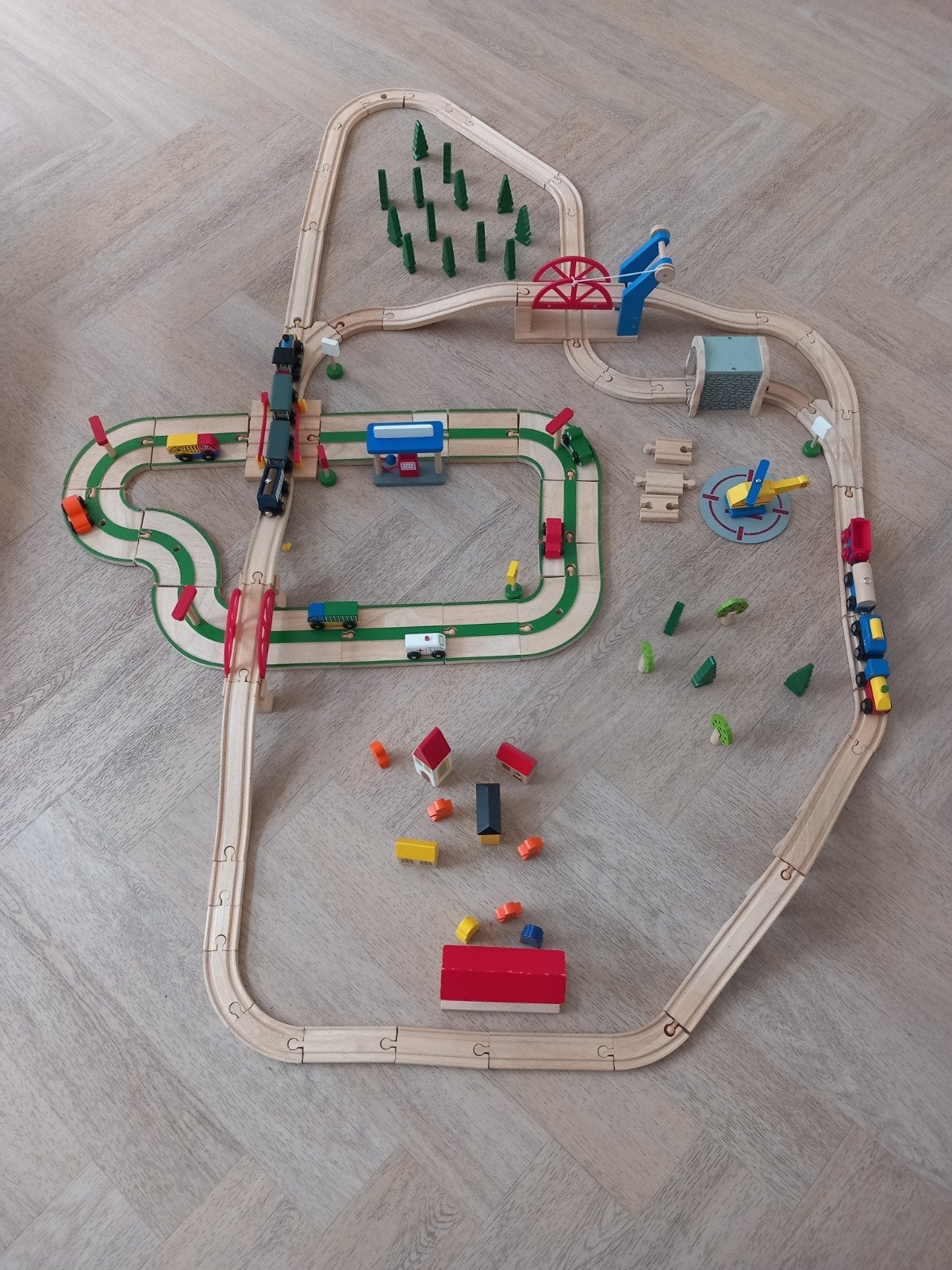 Houten treinbaan met autoweg, inclusief treintjes/autootjes, Ophalen, Zo goed als nieuw, Rij- of Hobbelspeelgoed