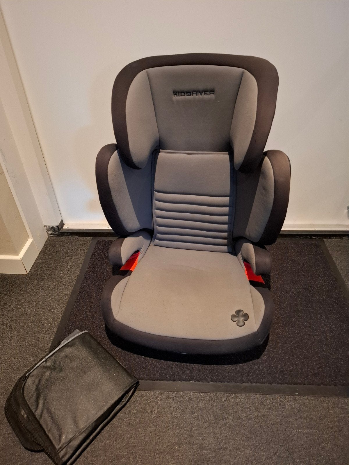 Kidsriver Kinderstoel met Isofix en beschermmat, Gebruikt, Verstelbare rugleuning, 9 t/m 36 kg, Isofix