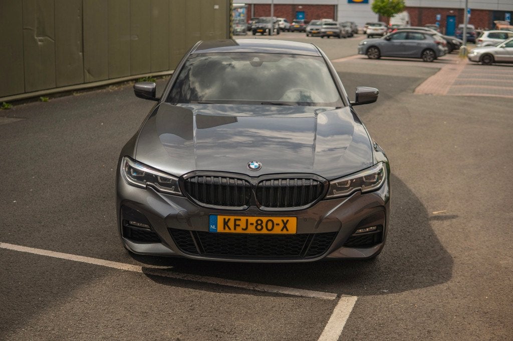 BMW 3-serie 330e M Sport High Executive / Alcantara / 1E EIG, Auto's, BMW, Achterwielaandrijving, Gebruikt, Zwart, 4 cilinders