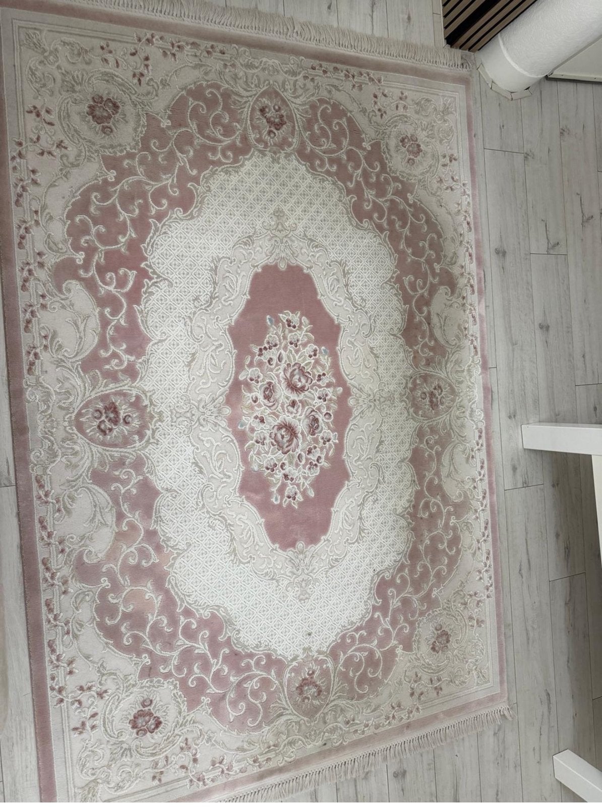 Tapijt wit met roos kleur 160/200, Huis en Inrichting, Ophalen, Wit
