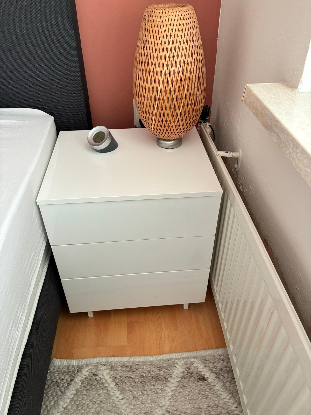 2x Hoogglans Nachtkastjes met Drie Lades, Ophalen of Verzenden, Zo goed als nieuw, 45 tot 65 cm, 55 tot 70 cm