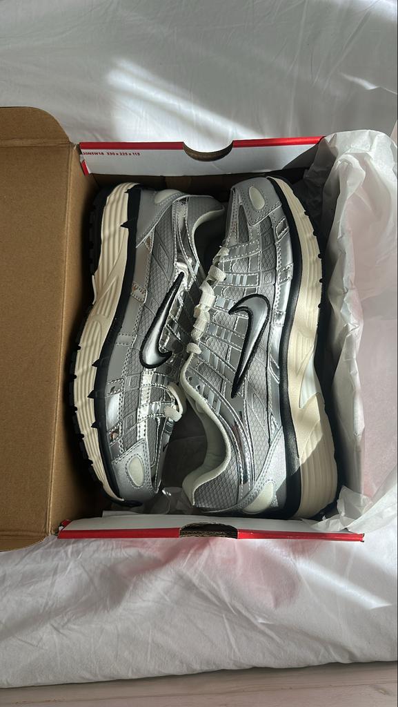 Nike P-6000 Chrome - Maat 43 - Nieuwstaat, Overige kleuren, Ophalen of Verzenden, Sneakers of Gympen, Zo goed als nieuw