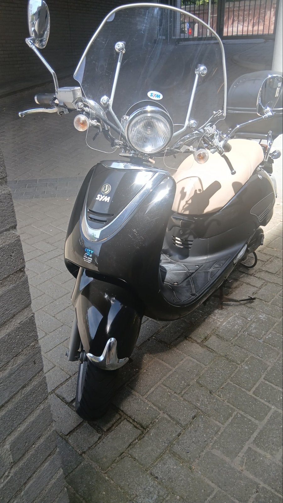SYM Allo Scooter 45km/u met helm, hoes & slot, Fietsen en Brommers, Scooters | SYM, Ophalen, Gebruikt, Maximaal 45 km/u, Allo