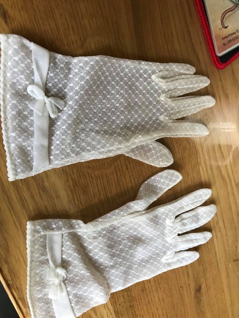 Bruidsmeisjes of Communie handschoenen voor ongeveer 7 jaar, Ophalen of Verzenden, Gedragen, Wit, Accessoires
