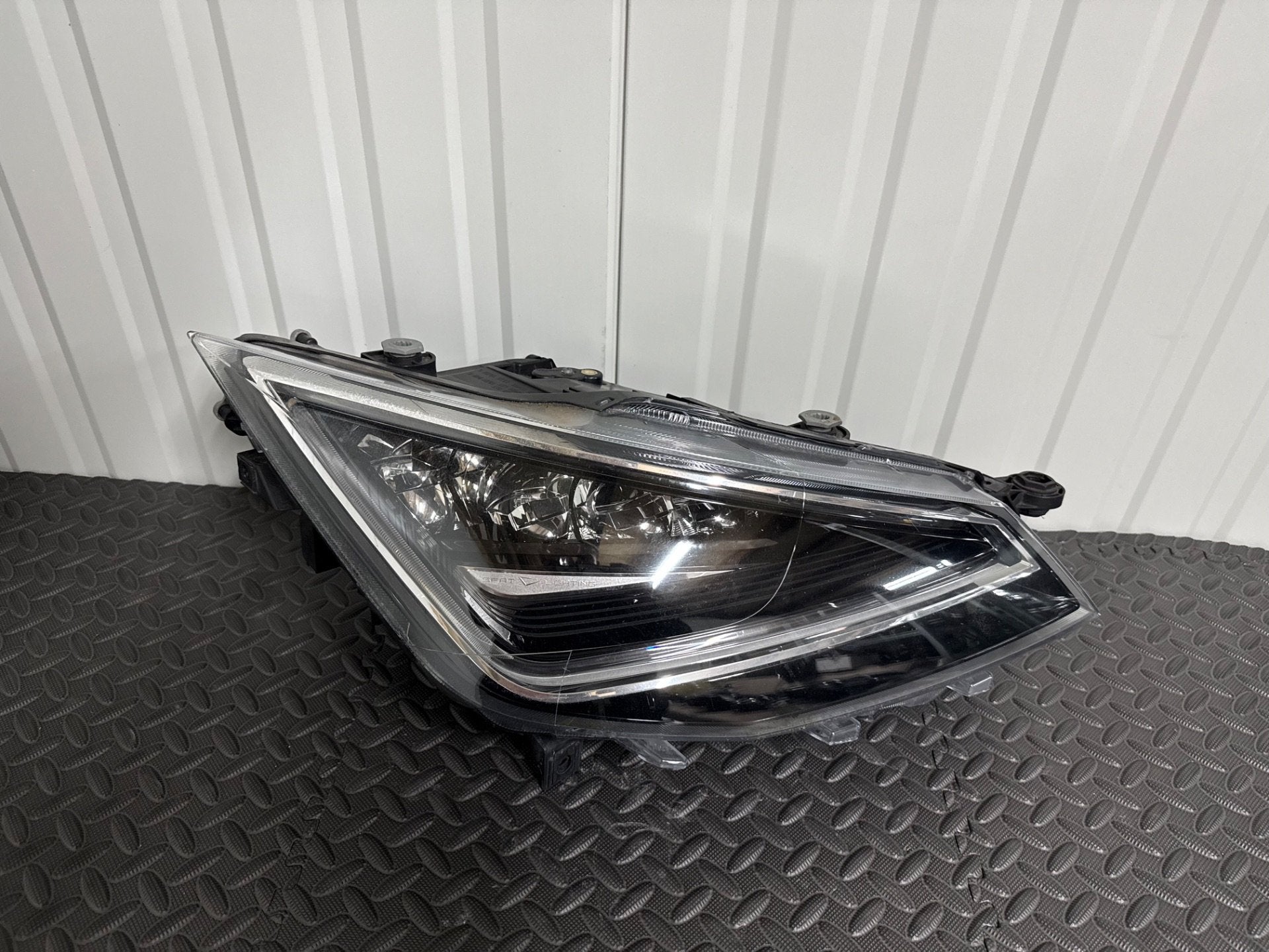 Seat ibiza 6f full led koplamp rechts 6f1941008a, Autovia A-2, Km 585 585
08760  Martorell, ES, Nieuw, Ophalen of Verzenden, SEAT S.A.
