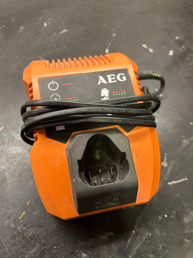 Aeg 12v batterij lader, Doe-het-zelf en Verbouw, Ophalen of Verzenden, Zo goed als nieuw