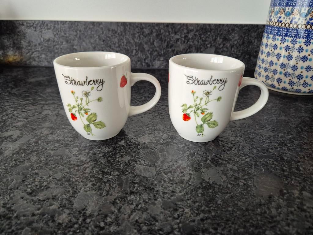 Jet ter Steege - Mokken Strawberry 2 stuks, Ophalen of Verzenden, Zo goed als nieuw, Overige stijlen, Kop(pen) en/of Schotel(s)