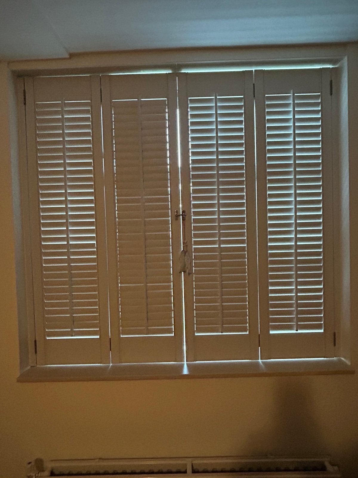Licht grijze houten shutters in 4 delen, Ophalen, Overige merken, Inclusief montageonderdelen, Hout