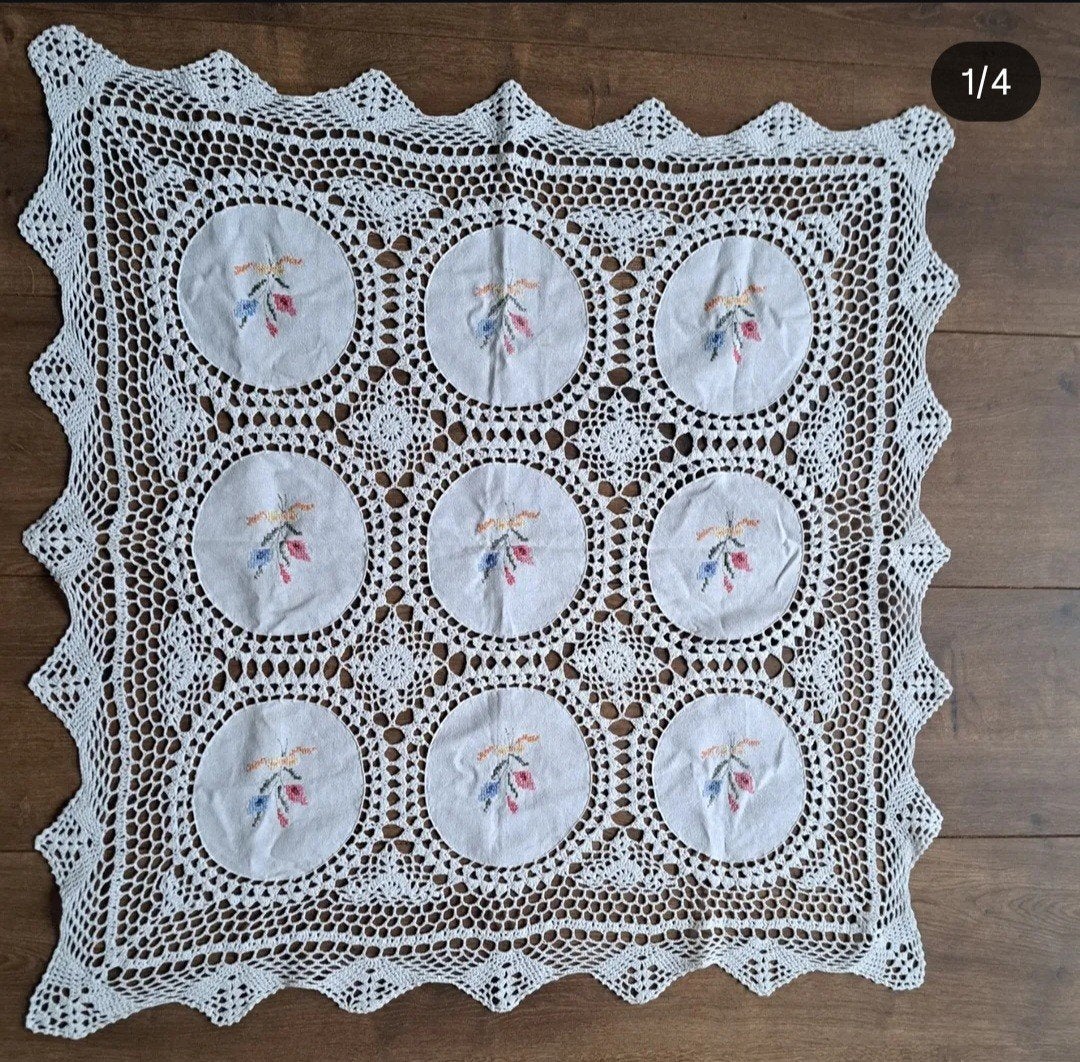 Vintage gehaakt tafelkleed met geborduurde bloemen 83- 83 cm, Ophalen of Verzenden