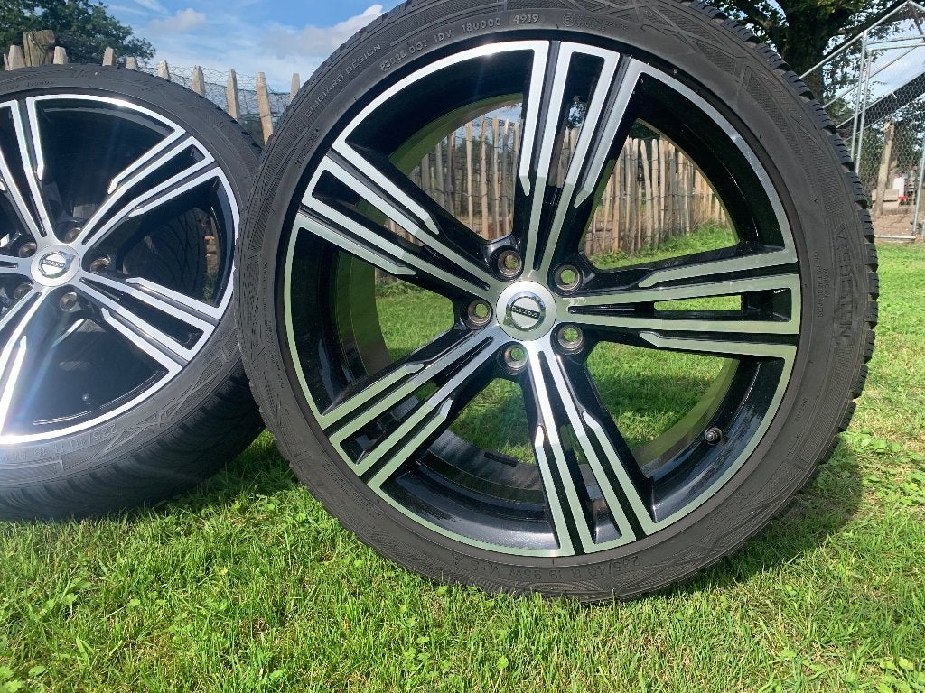 prachtige set Volvo met winterbanden 19 inch V60 S60, Auto-onderdelen, Gebruikt, Velg(en), Winterbanden, 235 mm