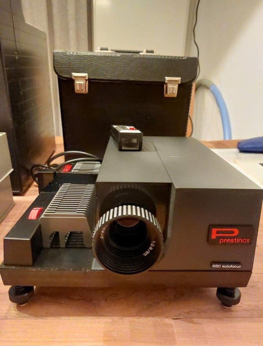 Diaprojector, scherm, projectietafel en diverse dozen, Ophalen