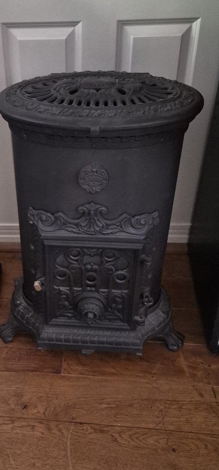 Antieke gietijzeren houtkachel - Decoratief en functioneel, Gebruikt, Houtkachel, Ophalen of Verzenden, Vrijstaand
