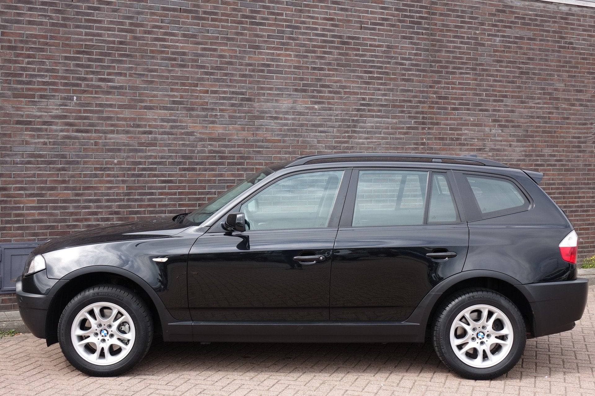 BMW X3 2.0i Introduction, navigatie, mooie en originele auto, 4 cilinders, 150 pk, Parkeersensor, Zwart