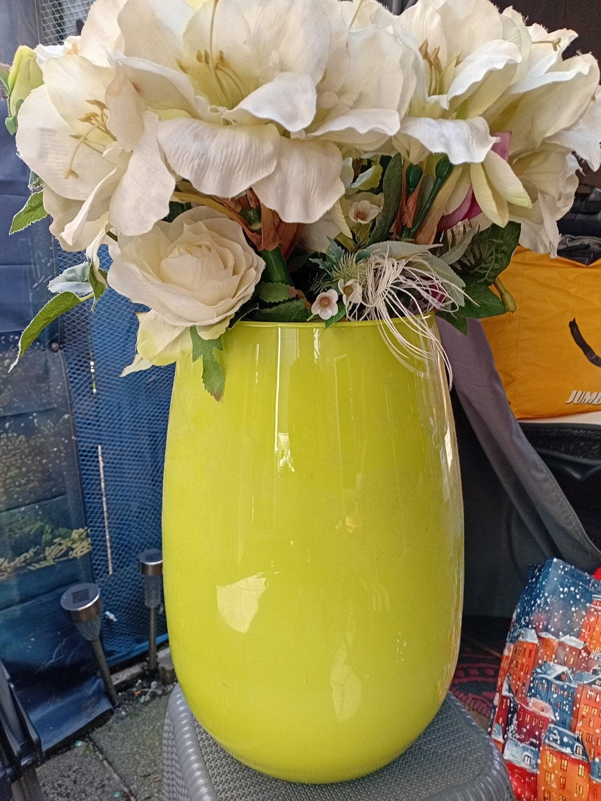 Grote groene glazen vaas met kunstbloemen, 80cm hoog, Huis en Inrichting, Gebruikt, Inclusief decoratie, Ophalen of Verzenden