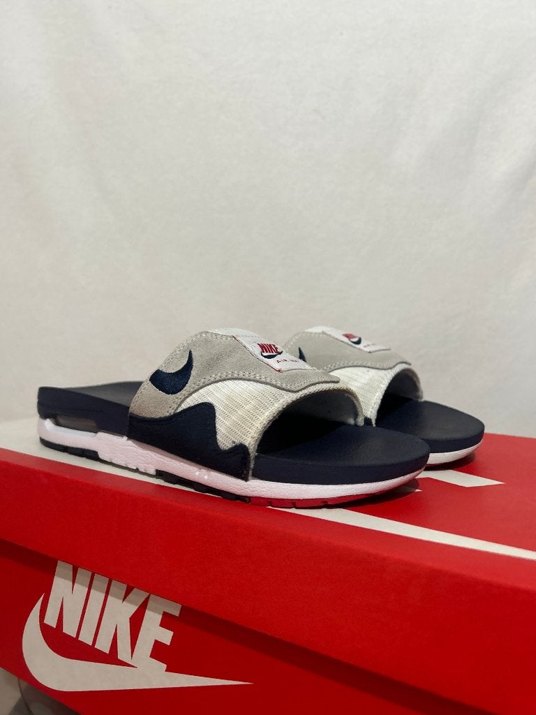 ALS NIEUW! Maat 37,5 - Nike Air Max 1 Slide Obsidian Red, Slippers, Overige kleuren, Verzenden, Nike