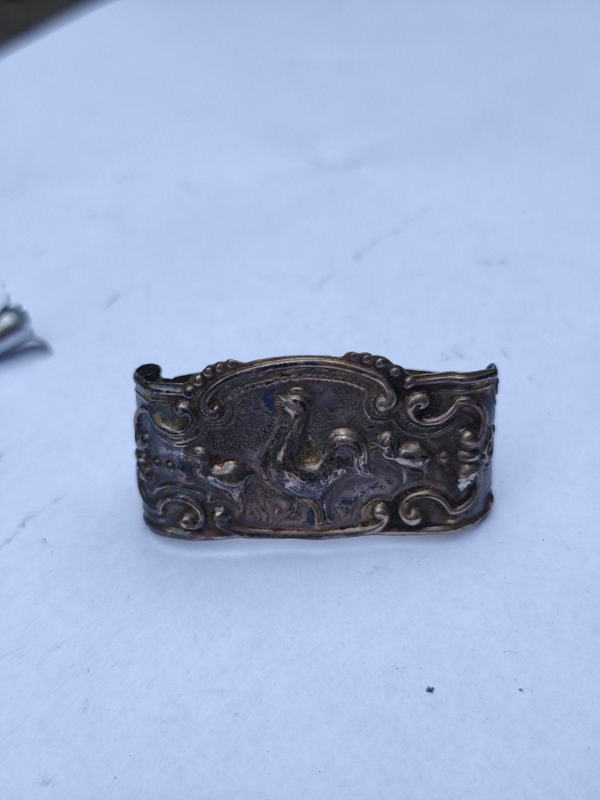 Antieke verzilverde servetringen met reliëf, Ophalen of Verzenden