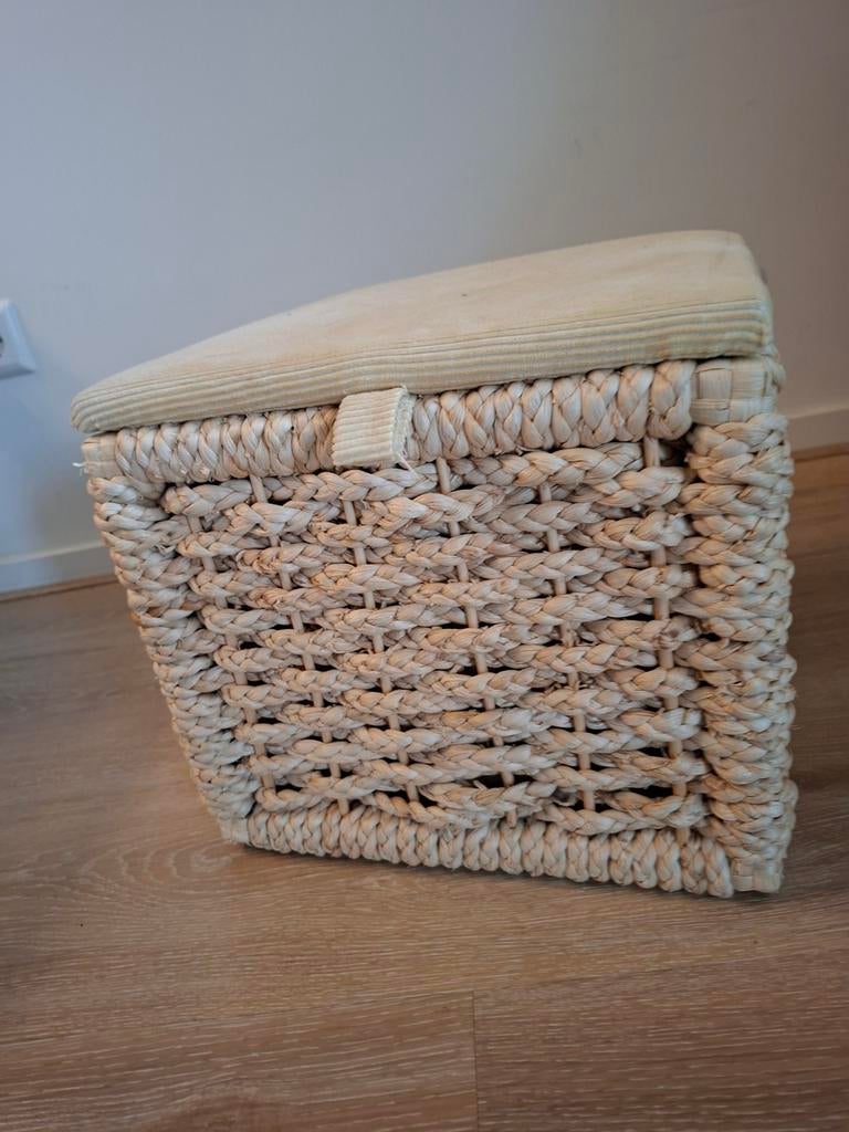 Leuke poef/opbergbak van riet met stoffen zitting, Minder dan 50 cm, Gebruikt, Vierkant, Minder dan 50 cm