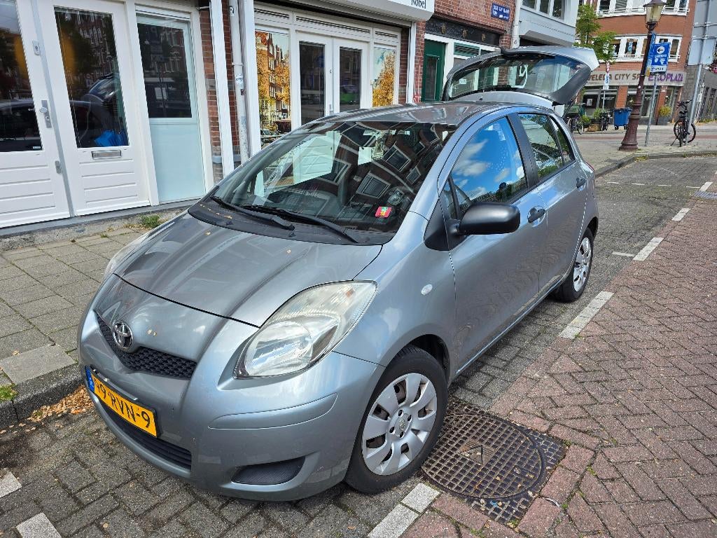 Toyota Yaris 1.3 16V Vvt-i 5DR 2011 Grijs, Voorwielaandrijving, 40 €/maand, 4 cilinders, Handgeschakeld