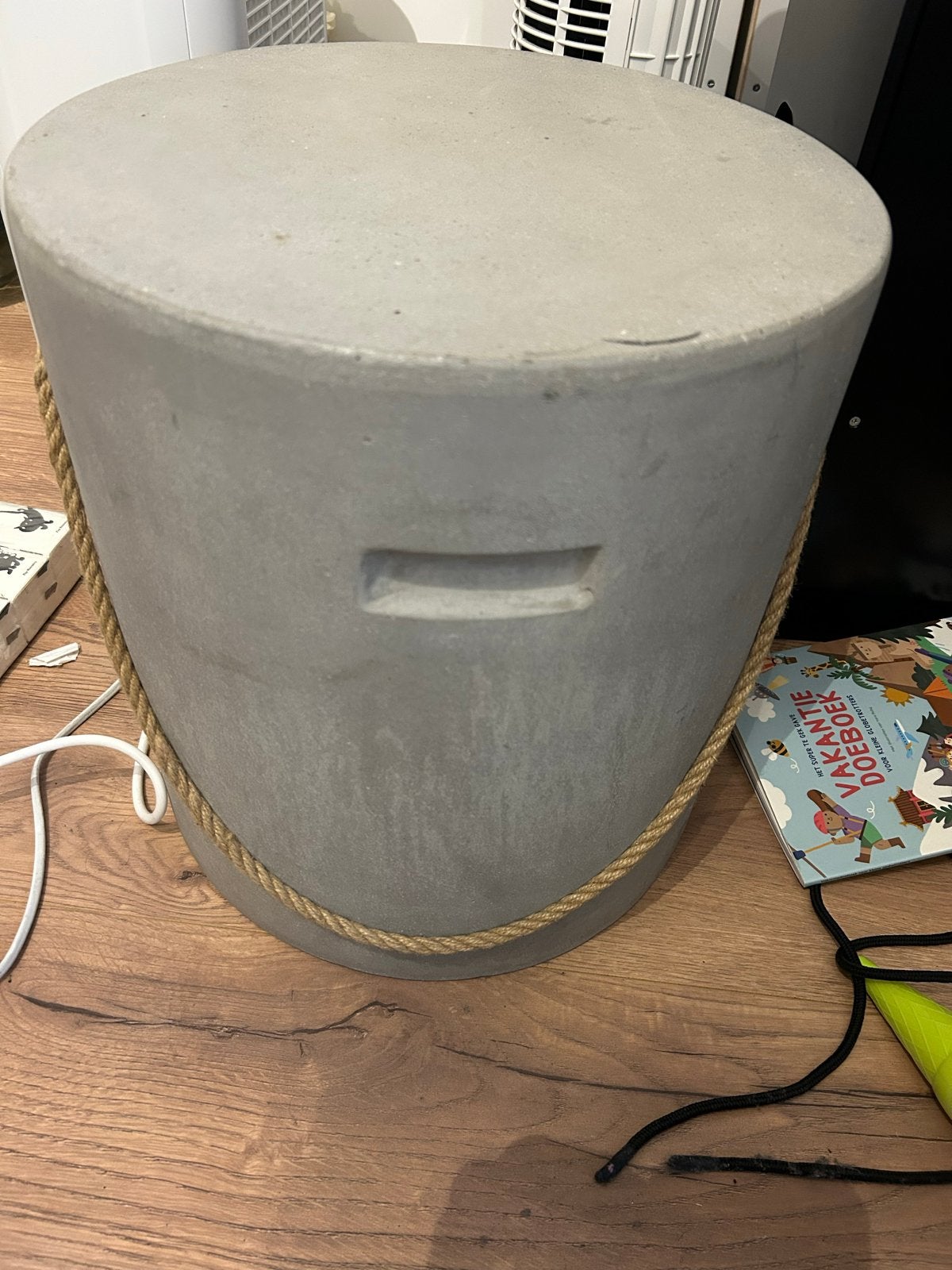 Betonlook bijzettafel - Industrieel & Modern design, Gebruikt, Rond, Ophalen of Verzenden, Overige materialen