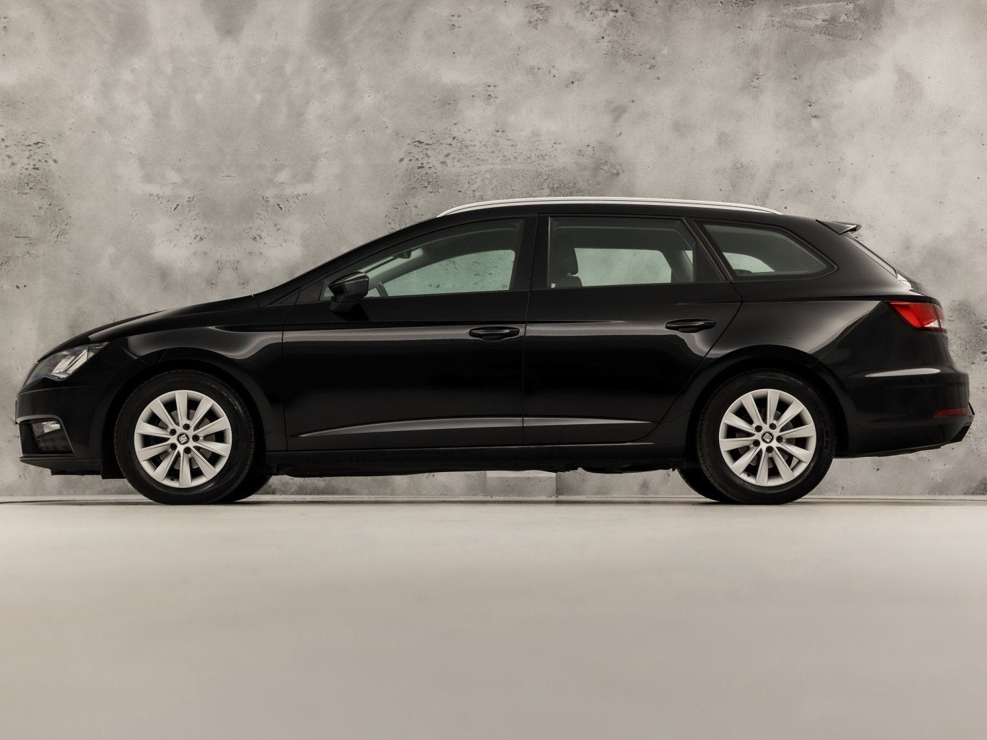 SEAT Leon 1.0 TSI Intense Sport Automaat (APPLE CARPLAY, NAV, 12 maanden, Stof, Gebruikt, Leon