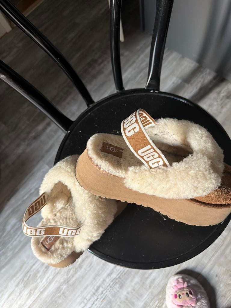 UGG Fluff Yeah Slide Sandalen - Beige/Wit, Ophalen of Verzenden, Zo goed als nieuw