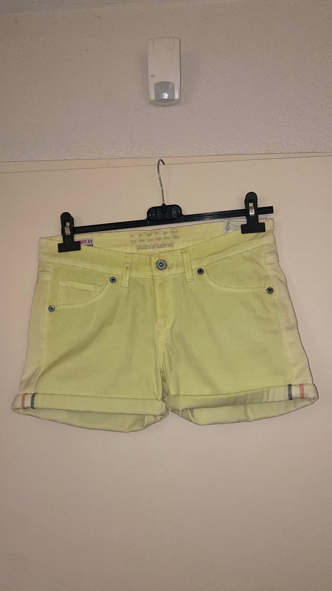Nieuw gele korte broek maat W29 merk Gsus Sindustries, Ophalen of Verzenden, Nieuw, Overige kleuren, W28 - W29 (confectie 36)