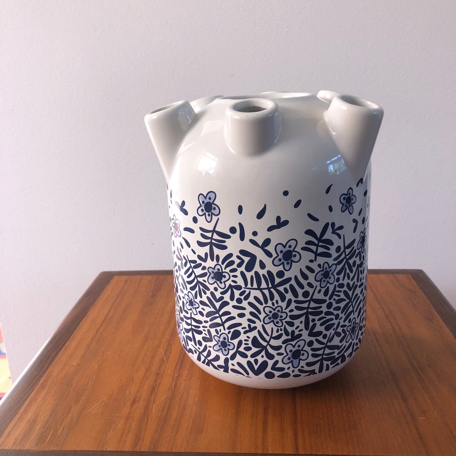 HEMA tulpenvaas wit/delfts blauw bloemenmotief, Huis en Inrichting, Woonaccessoires | Vazen, Ophalen of Verzenden, Zo goed als nieuw