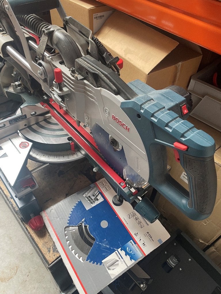 Bosch Afkortzaag met onderstel, Ophalen, 70 mm of meer, Zo goed als nieuw, Afkortzaag
