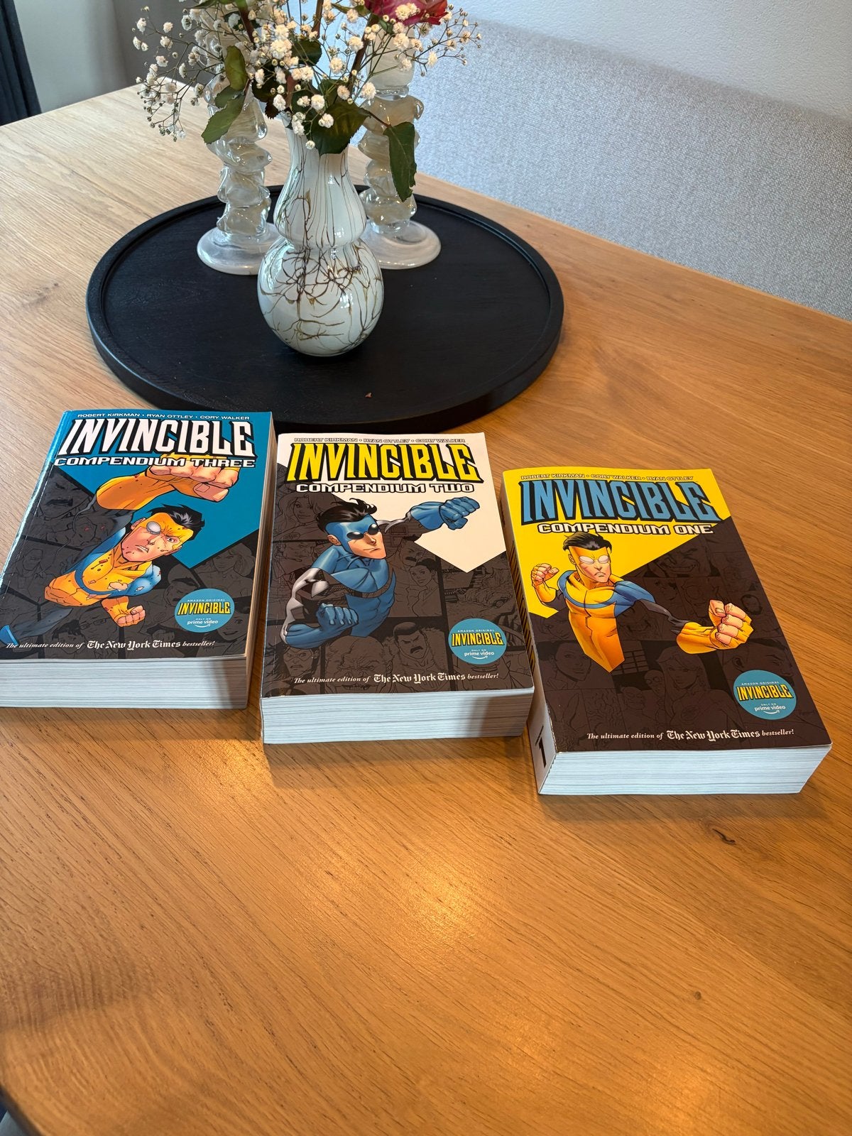 Invincible Compendium 1, 2 en 3 - Complete serie, Complete serie of reeks, Ophalen of Verzenden, Zo goed als nieuw
