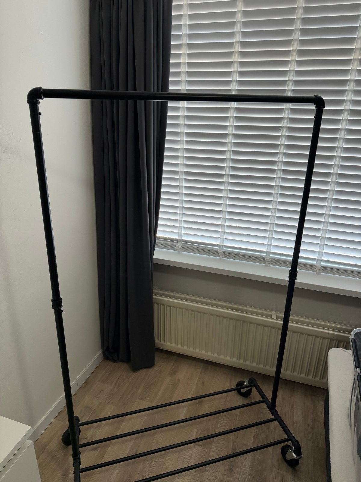 Zwart kledingrek met wielen en schoenenrek, Ophalen, Met wielen, Gebruikt