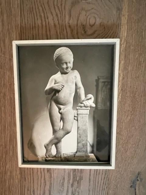 Oude foto Beeld van bloot kind met diadeem. Museum Athene., Antiek en Kunst, Ophalen