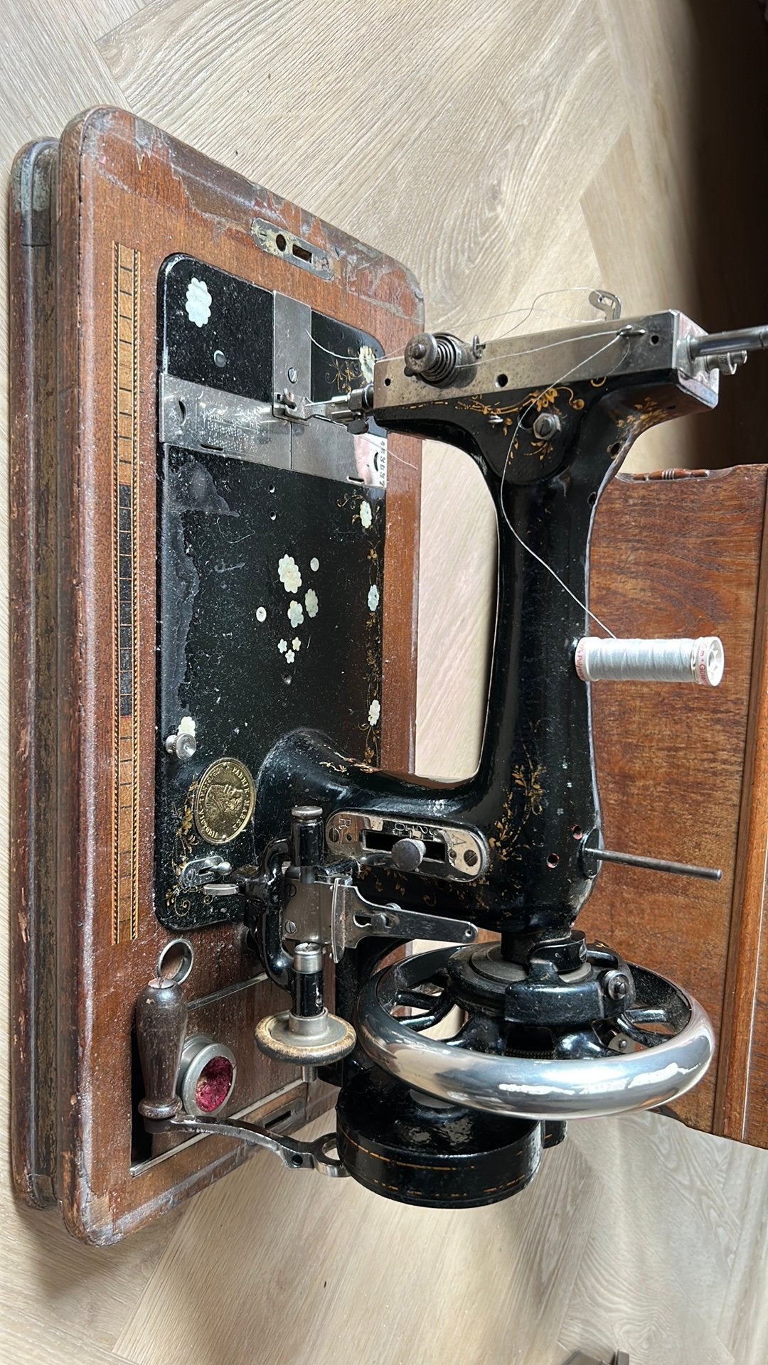 Antieke Mundlos “Original Victoria” naaimachine met slinger, Ophalen