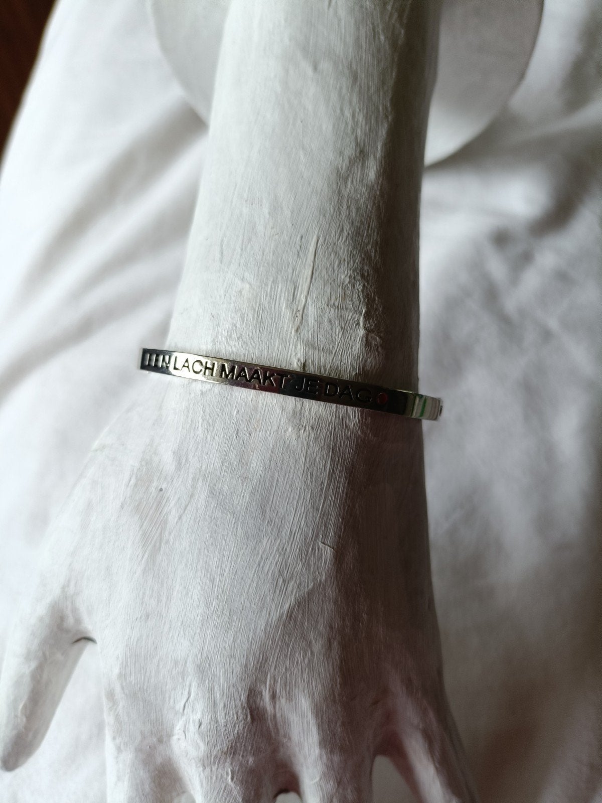 Mooie armband met tekst:een lach maakt je dag, rvs, Sieraden, Tassen en Uiterlijk, Ophalen of Verzenden, Zo goed als nieuw, Zilver