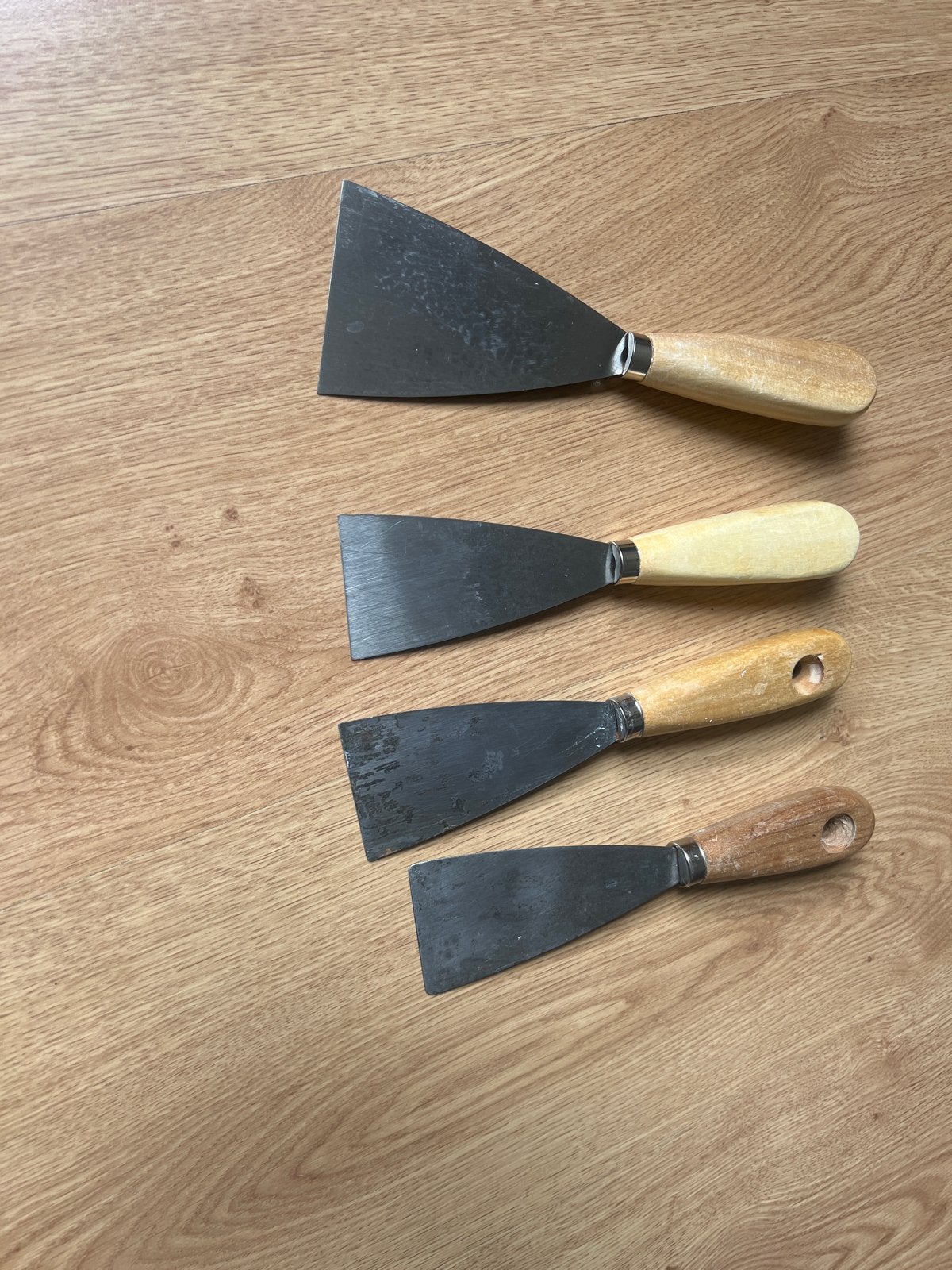 Set van 4 plamuurmessen met houten handvat, Ophalen of Verzenden, Gebruikt, Overige typen