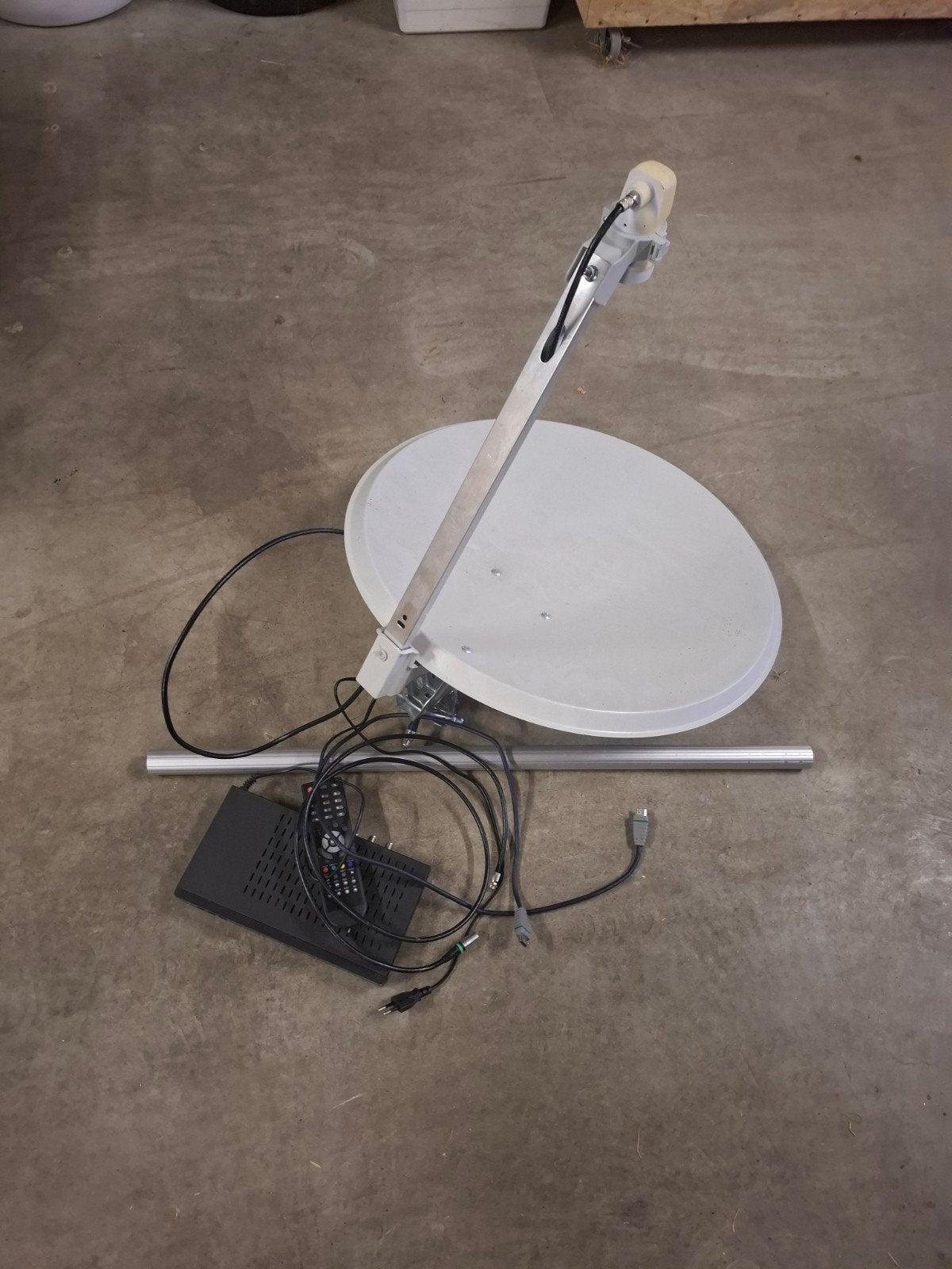 Schotelantenne met ontvanger en afstandsbediening, Ophalen of Verzenden, Gebruikt, (Schotel)antenne, Overige merken