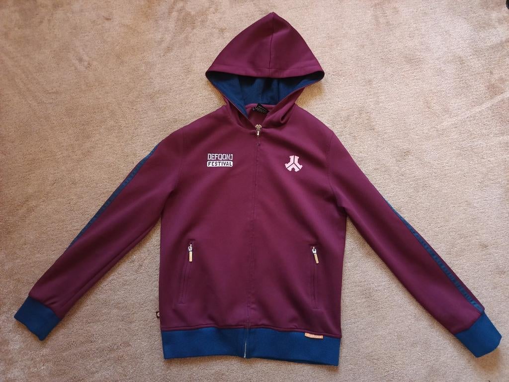 Defqon.1 Vest Bordeauxrood met Capuchon - Maat M, Kleding | Heren, Ophalen, Maat 48/50 (M), Zo goed als nieuw, Defqon.1