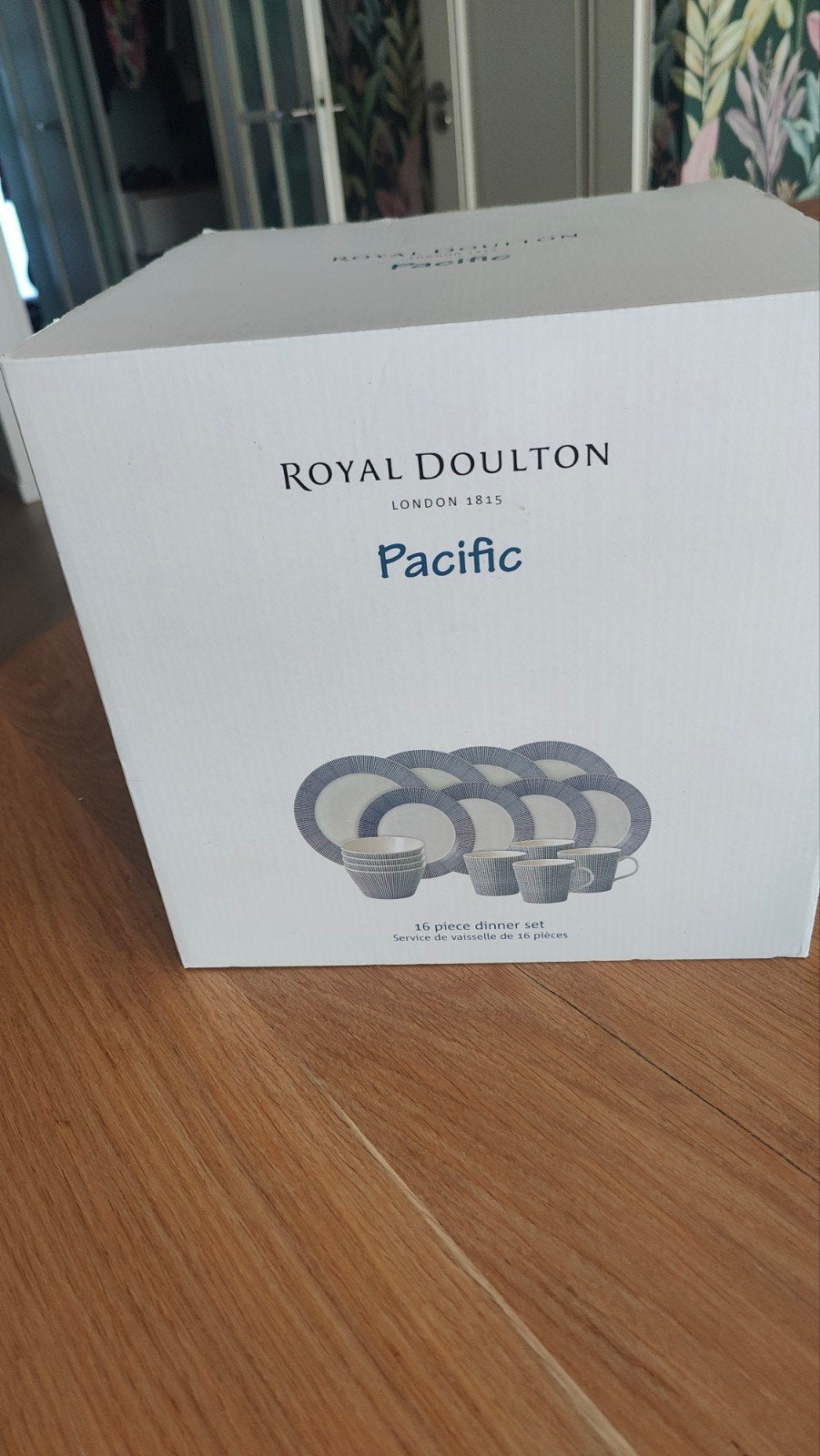 Nieuw Royal Doulton Pacific 16-delig servies set Dots, Overige merken, Keramiek, Nieuw, Ophalen of Verzenden