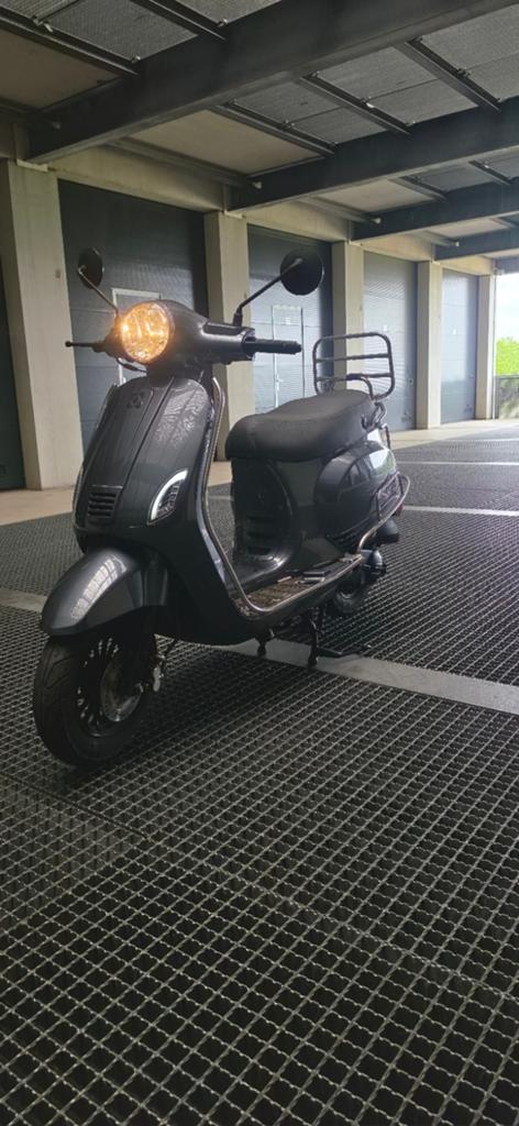 AGM bj.2020, 4600km, LED verlichting, Fietsen en Brommers, Snorfietsen en Snorscooters, Ophalen, Zo goed als nieuw, Benzine, Overige merken