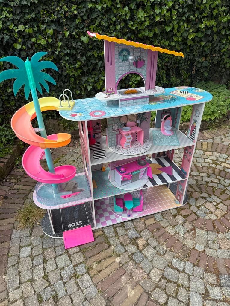LOL Surprise Poppenhuis met accessoires en 3 poppen, Kinderen en Baby's, Speelgoed | Poppenhuizen, Ophalen, Zo goed als nieuw