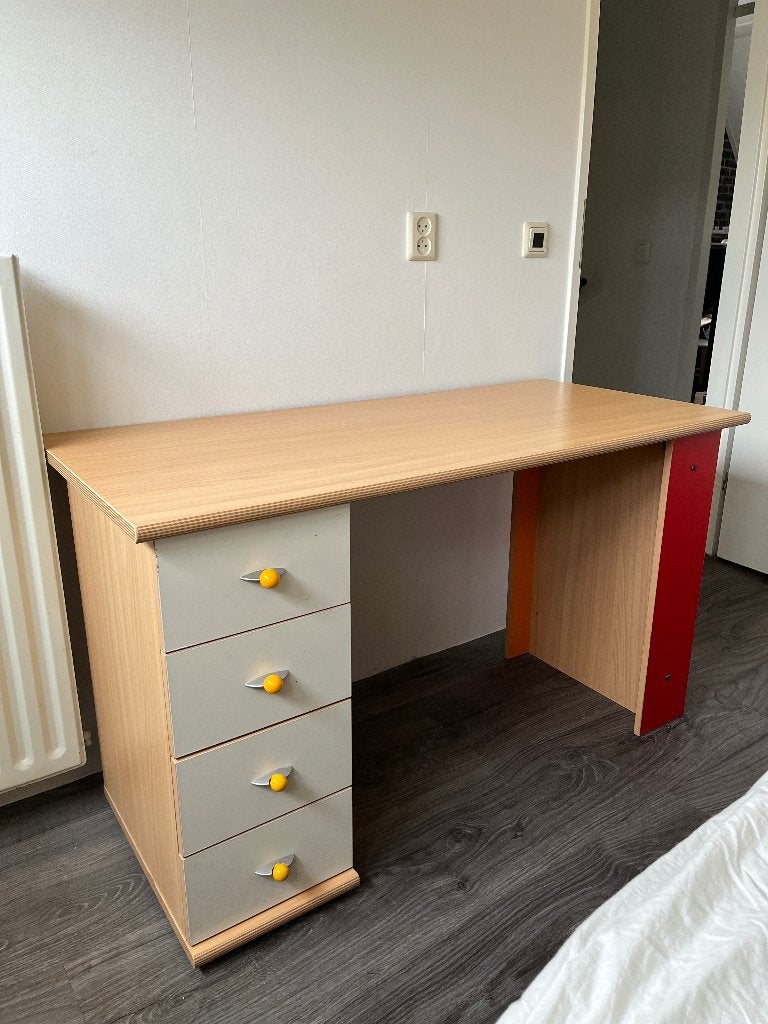 Gratis afhalen bureau & kledingkast