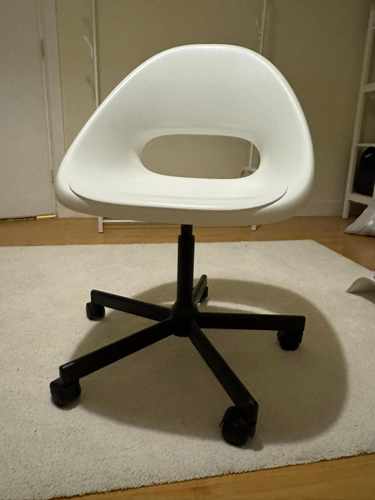 Witte draaiende Ikea bureaustoel in goede staat, Ophalen, Zo goed als nieuw, Wit