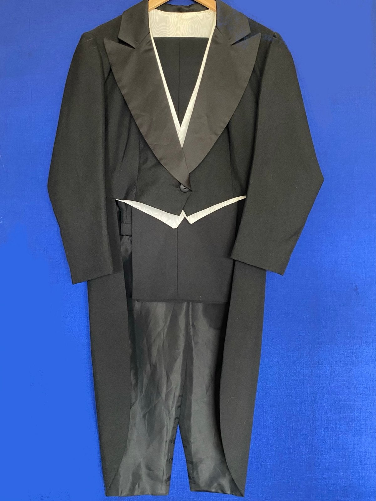 Klassiek rokkostuum met wit gilet – zwart – 3-delig, Kleding | Heren, Ophalen of Verzenden, Zo goed als nieuw, Overige maten, Kleding