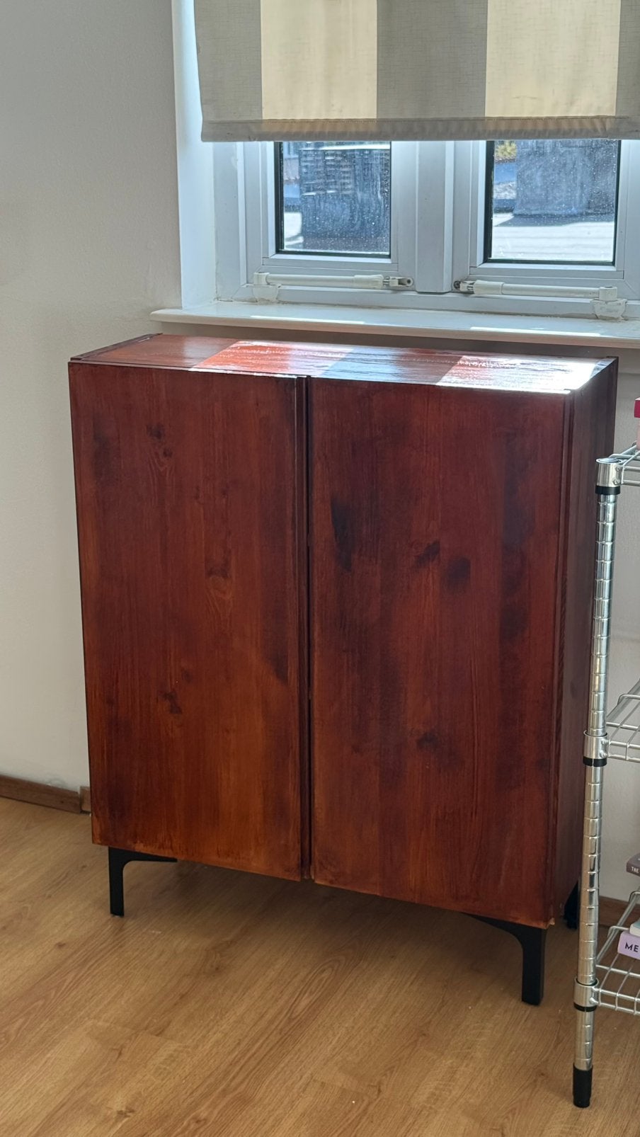 Ivar kast met pootjes gebeitst, Ophalen