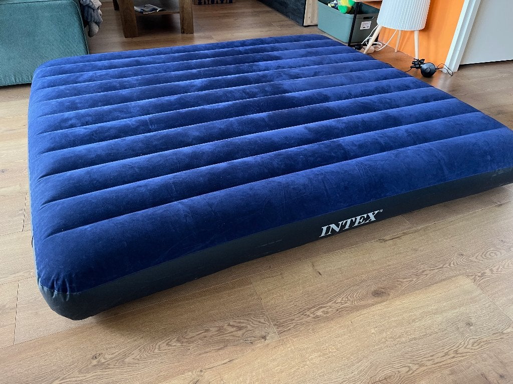 Intex inflatable air bed with electric pump, Ophalen of Verzenden, Gebruikt, 2-persoons