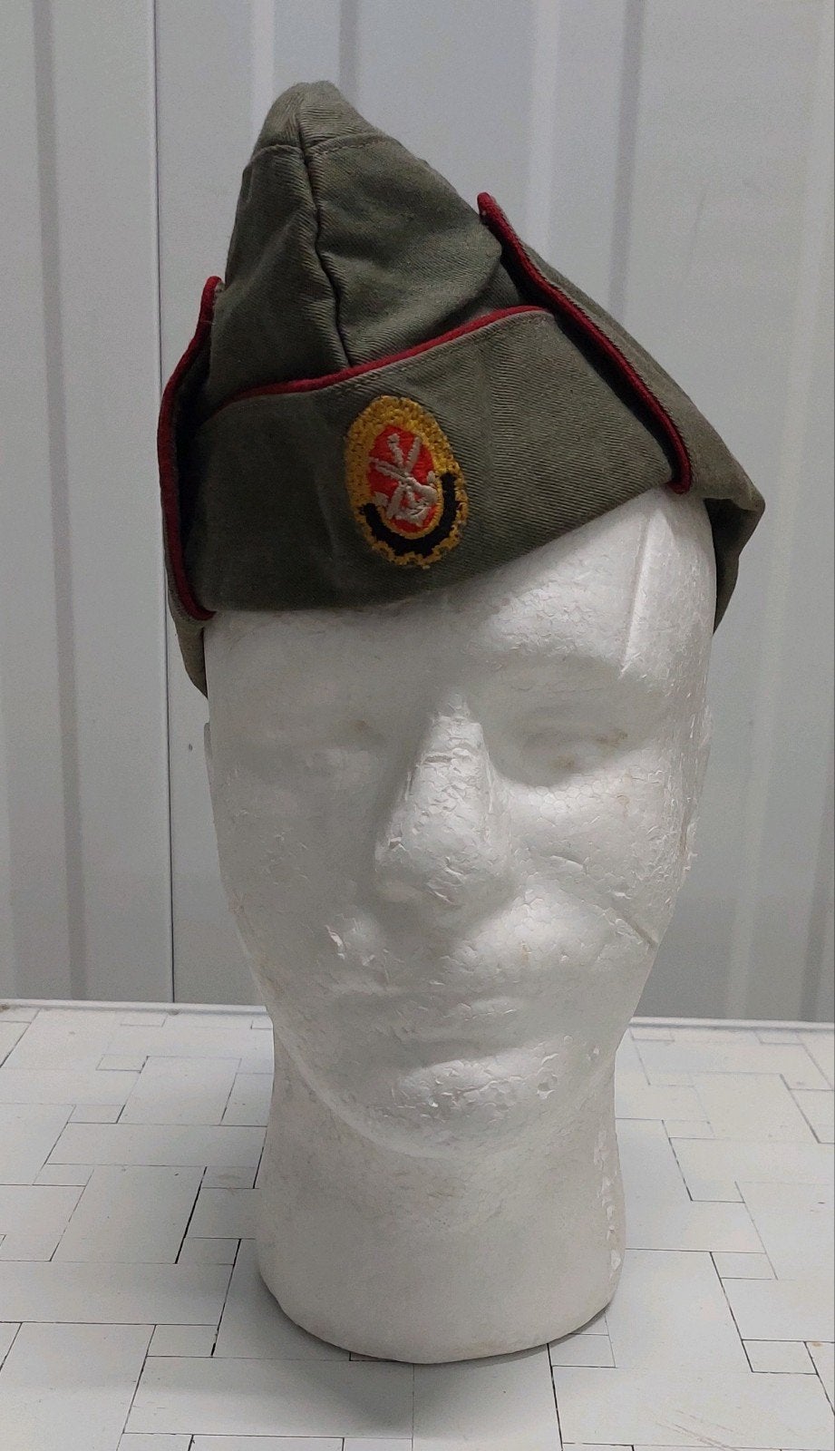 DDR schuitje rode bies Gesellschaft für Sport und Technik, Verzamelen, Ophalen of Verzenden, Landmacht, Duitsland, Helm of Baret