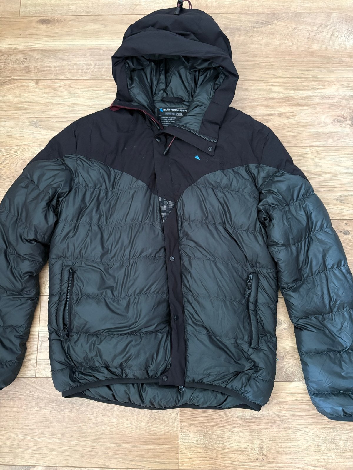 Klättermusen donsjas - Maat L, Kleding | Heren, Ophalen of Verzenden, Zo goed als nieuw, Maat 52/54 (L), Zwart