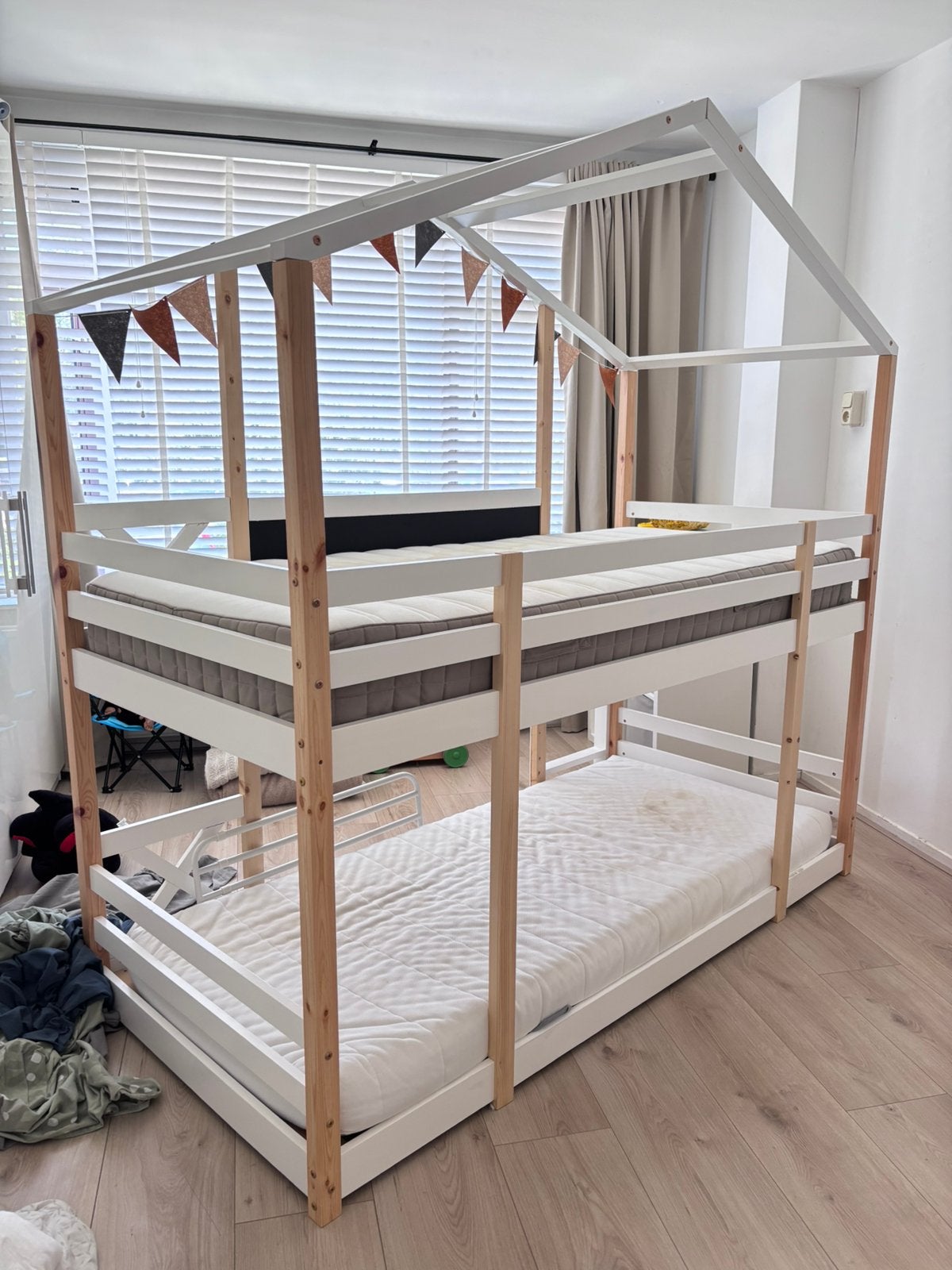Stapelbed met dak en 2 complete lattenbodem, Kinderen en Baby's, Kinderkamer | Stapelbedden en Hoogslapers, Ophalen, Zo goed als nieuw