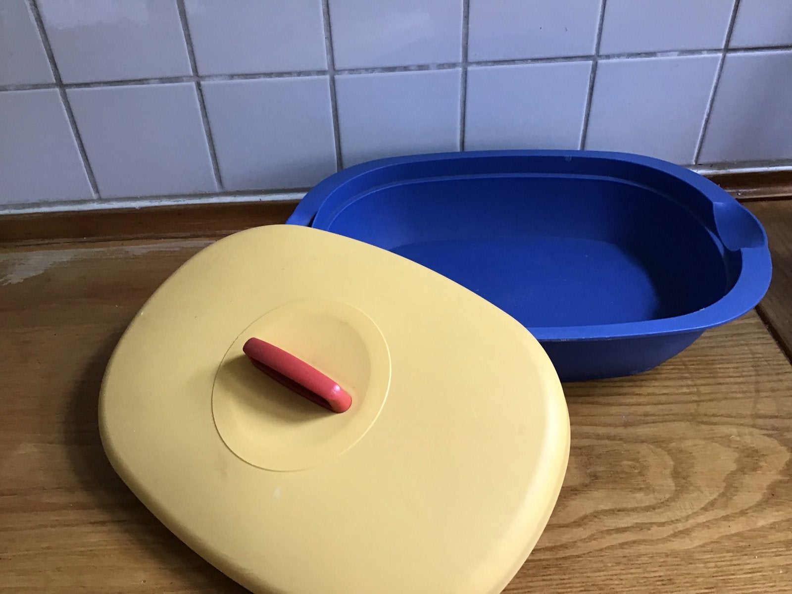 Tupperware Ovenschaal met Gele Deksel - Blauw, Ophalen of Verzenden, Gebruikt, Blauw, Schaal