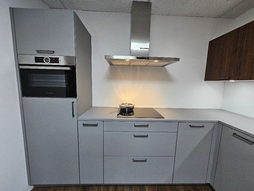Showroomkeuken parelgrijs compleet met Bosch apparatuur, Huis en Inrichting, 200 cm of meer, Nieuw, 200 cm of meer, Werkstraße 3 32289 Rödinghausen Duitsland